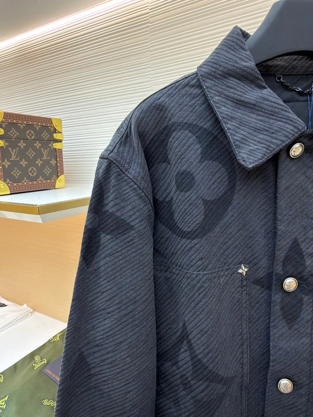 LOUIS VUITTON gradient letter denim jacket ●Authentic product: purchased and developed by 25248 ●Item number: 1680831-B95 ●Fabric: denim fabric ●Technology: Tie-dye process ●Version: fitted version ●Weight: about 1185 grams ●Size: 46-48-50-52 ●Description: The tie-dye process interprets the dreamlike colors of the Northern Lights. It is not only fashionable and versatile, but also enhances the aura and becomes the focus of attention. It can be matched with the same style to create a fashionable look and control various occasions.